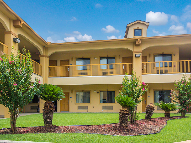 Americas Best Value Inn & Suites in Tomball, Texas — photo 3 of 3