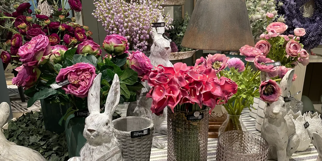 BIRDS OF A FEATHER ANTIQUES & VINTAGE MARKETPLACE in Tomball, Texas — photo 3 of 3